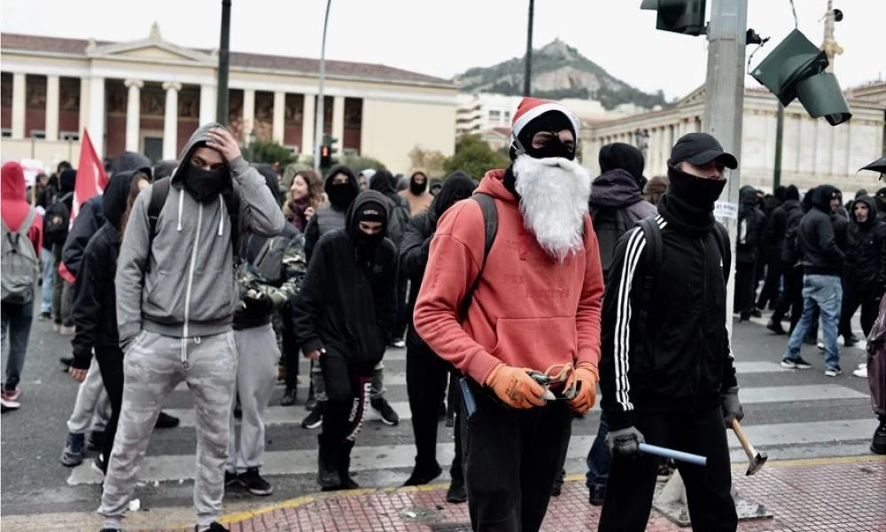 Γρηγορόπουλος: Συγκέντρωση από φοιτητές και μαθητές στα Προπύλαια – Κλειστός ο σταθμός «Πανεπιστήμιο» του Μετρό